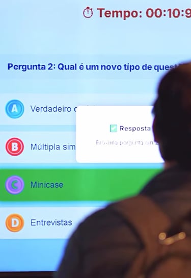 Homem de costas jogando um game Quiz em um telão