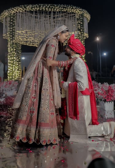 best bridal wedding moment | couple varmala in mandap | best couple cotume | r&d bridal makeup gotri