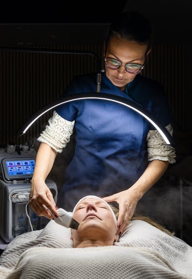 Nathalie Gaullier réalise un soin Hydraskin sur une cliente