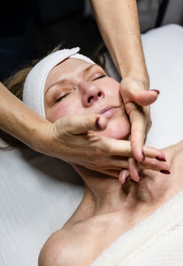 Nathalie Gaullier effectue un massage anti-âge liftant du visage kobido