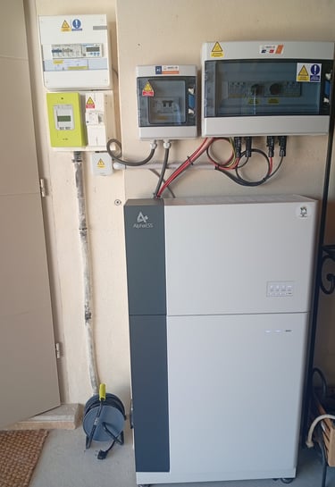 Batterie AlphaESS 9,3 kWh et onduleur hybride installés à Mollégès pour une installation photovoltaïque de 8 kWc