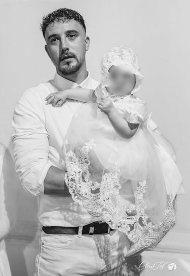 Photo prise sur le vif du papa pendant le baptême, illustrant la complicité et l’amour parental.