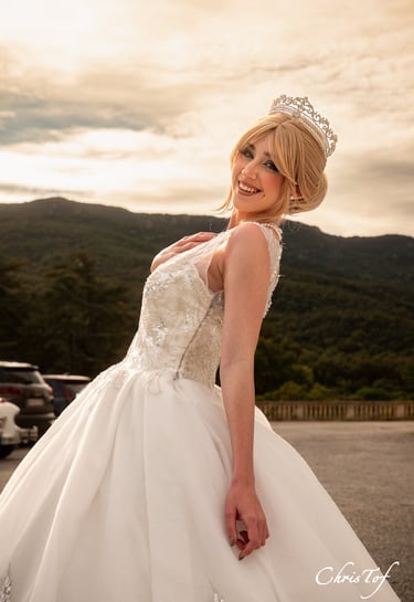 photo prise en exterieur de la marié souriante , apres la ceremonie de mariage a perpignan