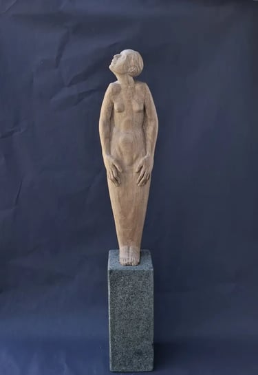 Die Suche, Holzskulptur einer Frau mit suchendem Blick