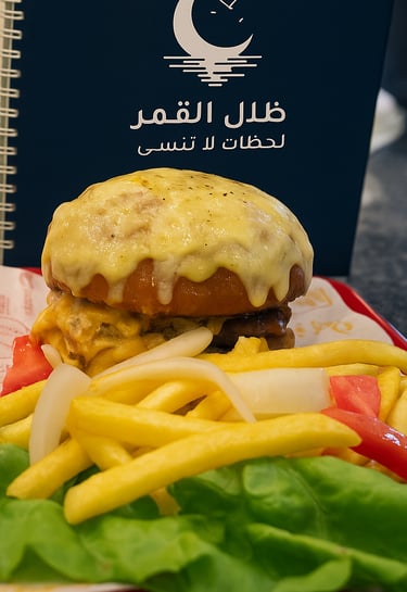 همبرغر مع بطاطس مقلية وكتاب قائمة طعام ظلال القمر وسلوجان لحظات لا تُنسى