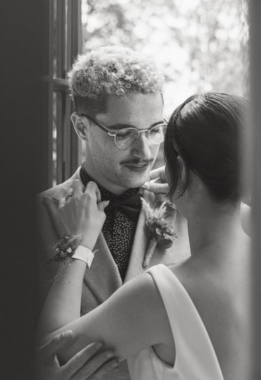 photo d'une femme remettant le noeud papillon de son mari