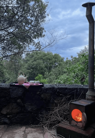 chimenea de campo y juego de té