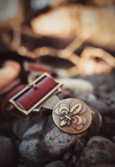 ceinturon scout illustrant des chants scouts