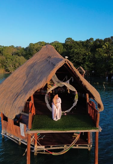 Pareja contemplando la laguna