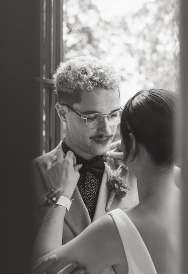 photo d'une femme remettant le noeud papillon de son mari
