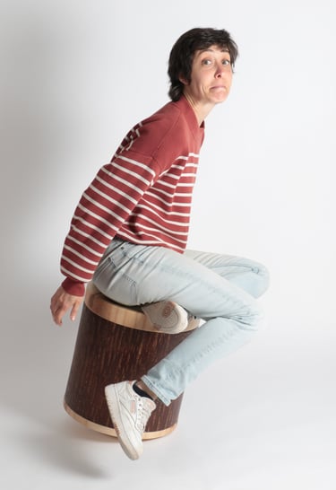 la créatrice fait la démonstration du tabouret culbuto