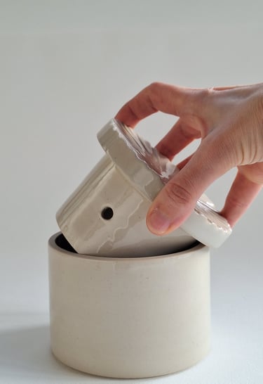 beurrier à eau en grès artisanal réalisé à la main par Agapé Céramiques à Anglet