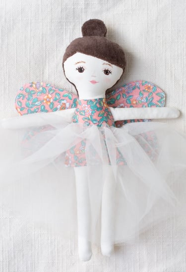 Păpușă textilă handmade cu păr albastru, aripi florale și fustă din tulle