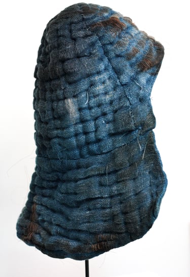 karine-nguyen-van-tham-coiffe HUMUS, lin indigo sculpté, toison de brebis. Broderie crin de cheval