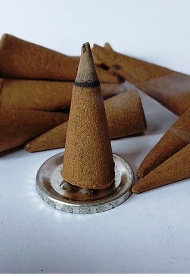 Natural and sacred Pushpaka Vimana dhoopa incense sticks for Vedic ceremonies and purification