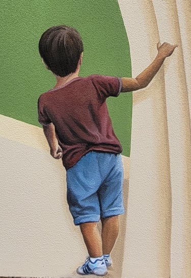 Détail personnage d'une fresque peinte à Viry, Jura : un garçon de dos, tient les pages d'un livre.