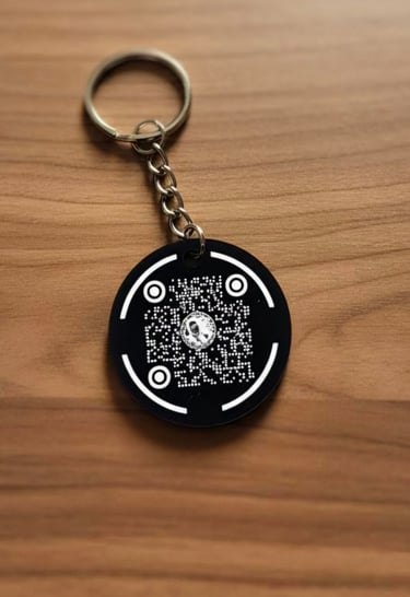 Llavero de aluminio anodizado personalizado con el logo de tu negocio y un Código QR