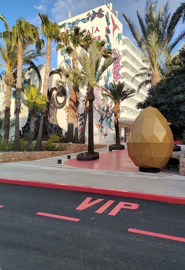 Pintado de logotipo corporativo sobre el asfalto en parking