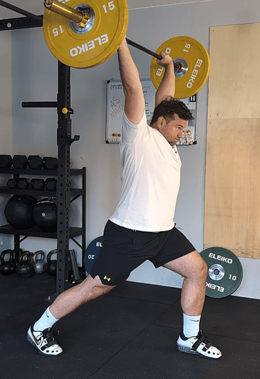 Mann hebt Hantel über Kopf, Clean and Jerk