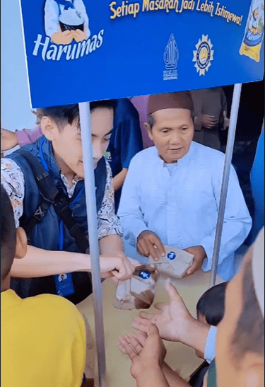 100 Nasi Bungkus untuk Jemaah Masjid Jumat Berkah Oleh PT Usaha Kiat Permata, Beras Harumas