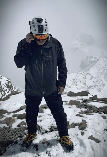 Serge Lévesque, fondateur d'Ascentierra, alpiniste québecois sur le sommet d'une montagne enneigée