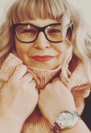 Wiman with glasses and knitted cowl