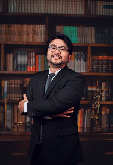 homem de terno sorrindo