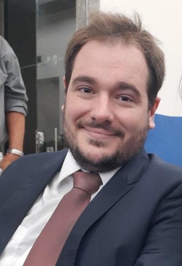 homem de terno sorrindo 