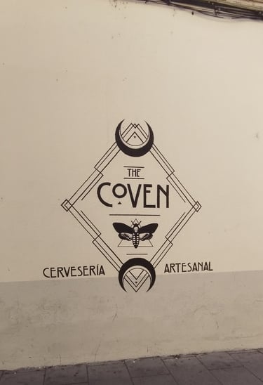 Dibujo en fachada The Coven, graffiti mural pintura decorativa exterior