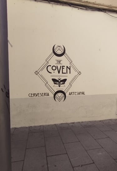 Dibujo en fachada The Coven, graffiti mural pintura decorativa exterior