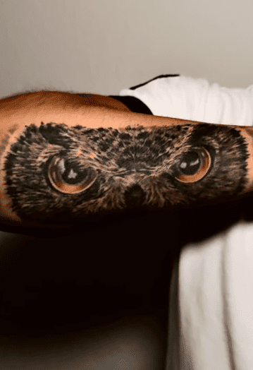 Tatuaje de búho en realismo sombras por realizado por Steven Aguirre en Valencia