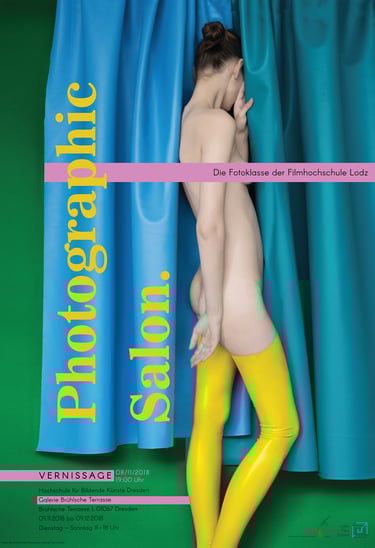 Kobieta na niebieskim tle w żółtych lateksowych butach