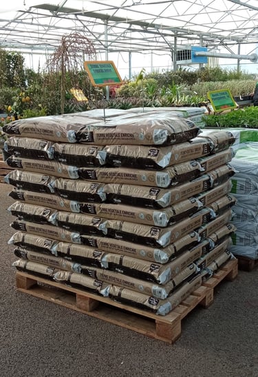 Pile de sacs de terreau dans une jardinerie