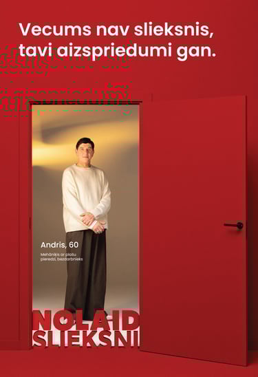 Gados vecāks vīrietis stāv atvērtās durvīs. Teksts: Vecums nav slieksnis, tavi aizspriedumi gan.