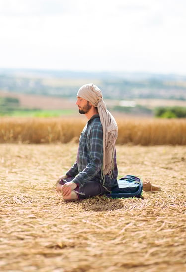 homme méditant dans la nature en position de lotus (yoga)