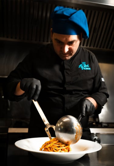 chef Vito Amodio impiatta il tagliolino allo scampone