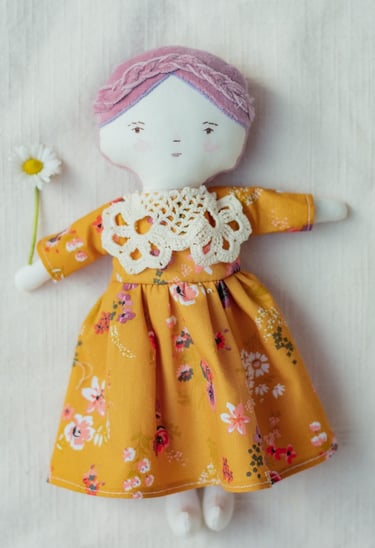 papusă handmade, unica, din materiale textile naturale, cu chip brodat si par moale din velur, cu rochita mustarie cu flori