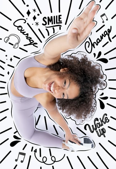 Vrouw in een yoga houding met een glimlach op haar gezicht, straalt ontspanning en welzijn uit.