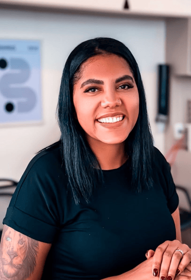 Ambiente acolhedor da Barbadura Barbearia em Resende, com cadeiras de barbearia clássicas.