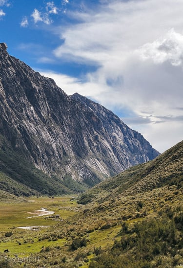 Trailhead to Laguna Tullpacocha in Huaraz