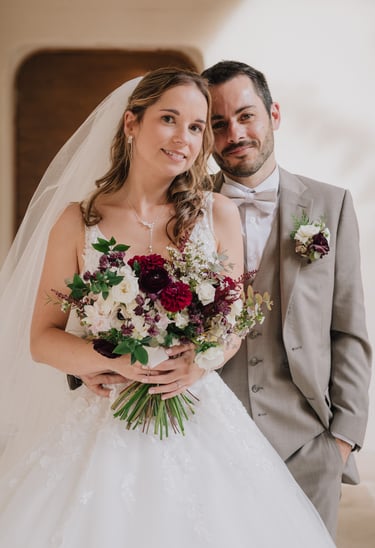 couple de mariés bouquet rouge et blanc