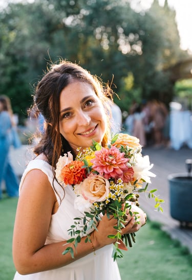 mariée tenant bouquet de fleurs colorées