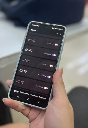 Configuração de alarme em celular Android com opções de som, vibração e repetição.