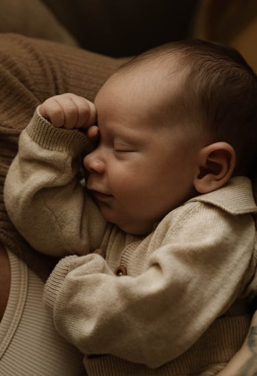Neugeborenes im Arm der Mutter warme Farben - Neugeborenen Fotograf Wiener Neustadt - Baby Fotograf Sophie Sara Fotografie
