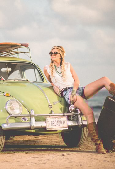 wolkvagen bettle ve hippi kız