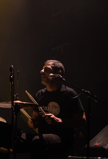 Escena del concierto de HOKELE con luces y público, grupo tributo a la música española