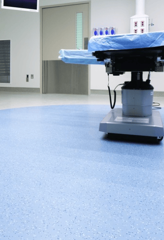 Una imagen de una sala de hospital con piso anti-estático