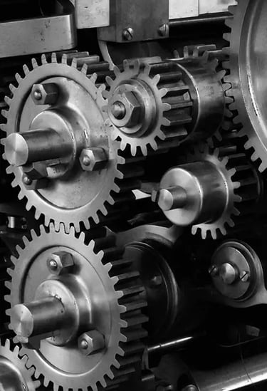 Uma máquina que fabrica sacos de papel com diversas engrenagens.