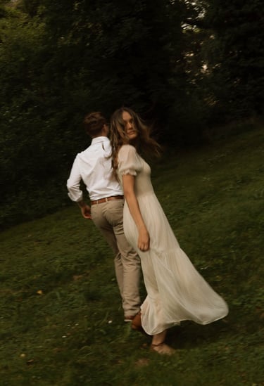 Verlobungsshooting Paarfotos in Eisenstadt in der Natur warme Farben vintage warum Schloss Pottendorf sophie sara fotografie
