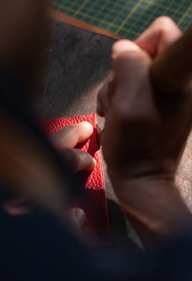 filetage du cuir à la main